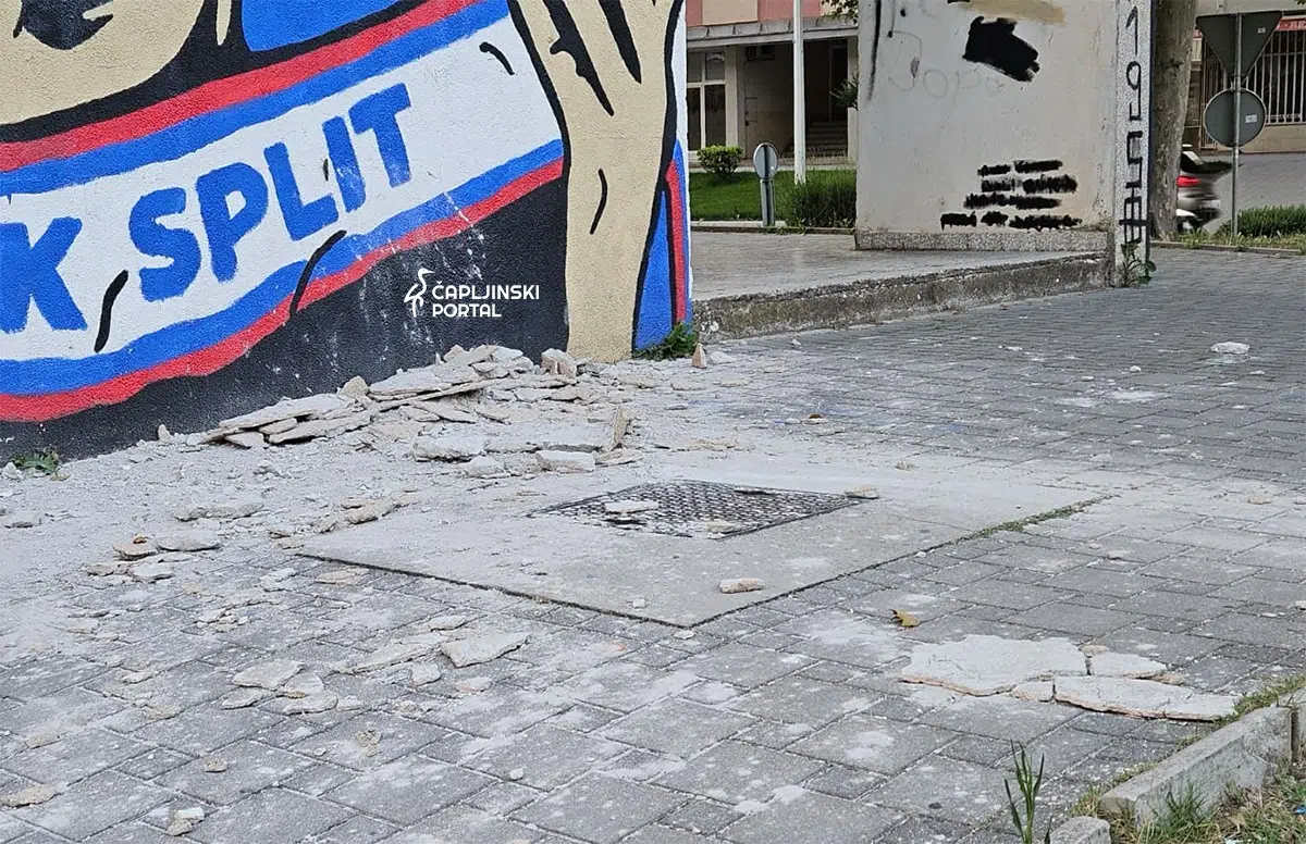 FOTO | Čapljina: Urušio se dio fasade sa zgrade i pao na pločnik