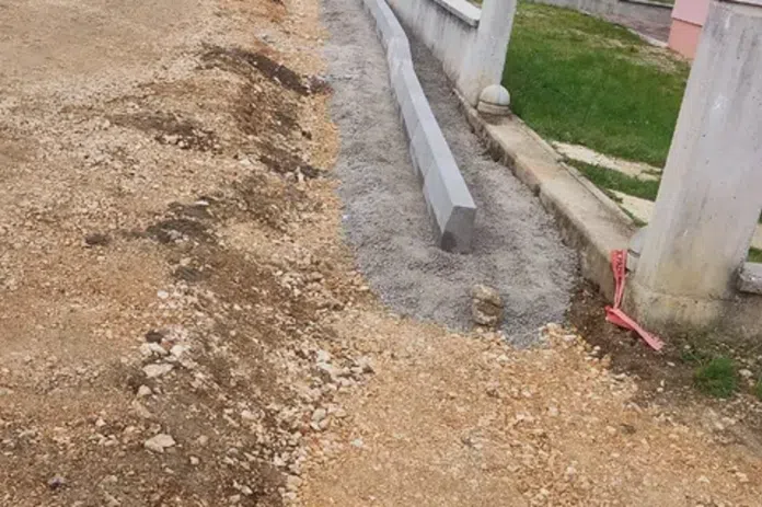 Stanovnici jedne ulice u Livnu upozoravaju: Cesta ide uz same
