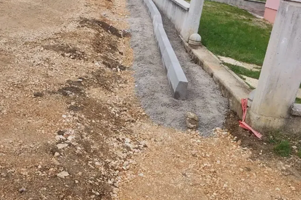 Stanovnici jedne ulice u Livnu upozoravaju: Cesta ide uz same kuće i ograde, otežan prilaz i hod