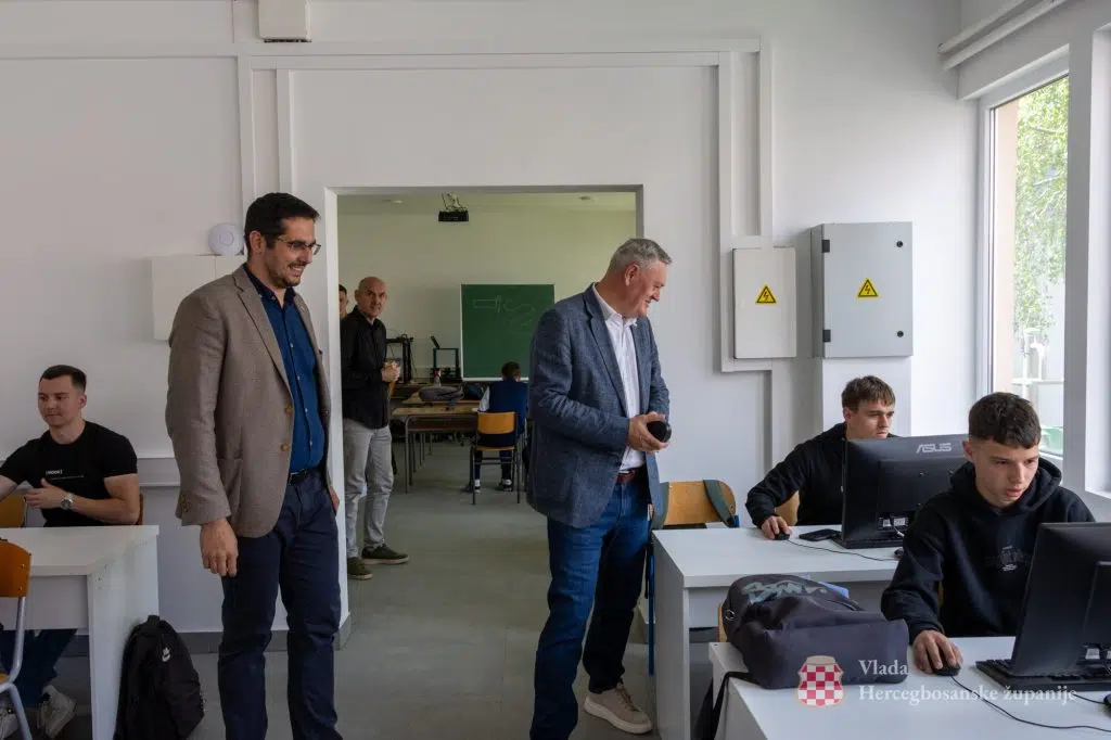 Predsjednik Vlade HBŽ Vukadin i ministar Tadić posjetili SSŠ u Livnu