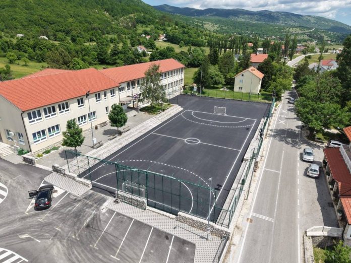 Pogledajte kako izgleda novo uređeno igralište Osnovne škole Ante Brune