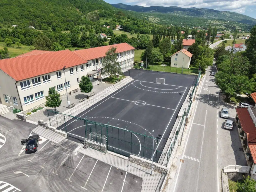 Pogledajte kako izgleda novo uređeno igralište Osnovne škole Ante Brune Bušića u Rakitnu