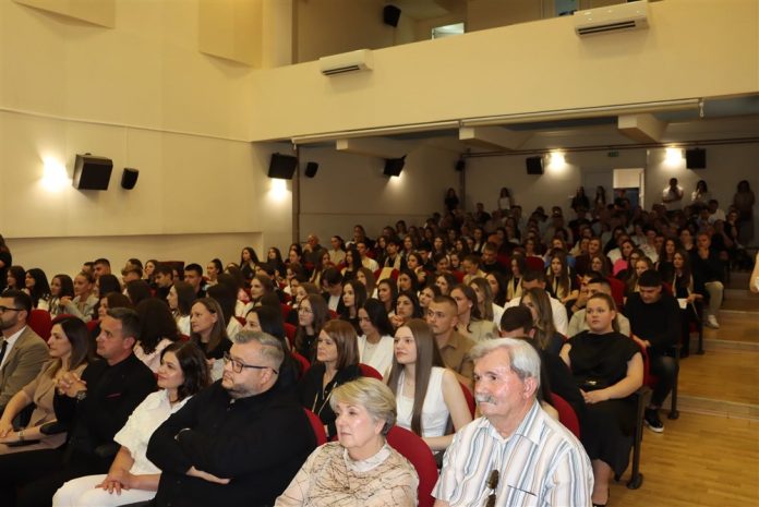 FOTO Posuški maturanti proslavili kraj školovanja i 60 godina Gimnazije
