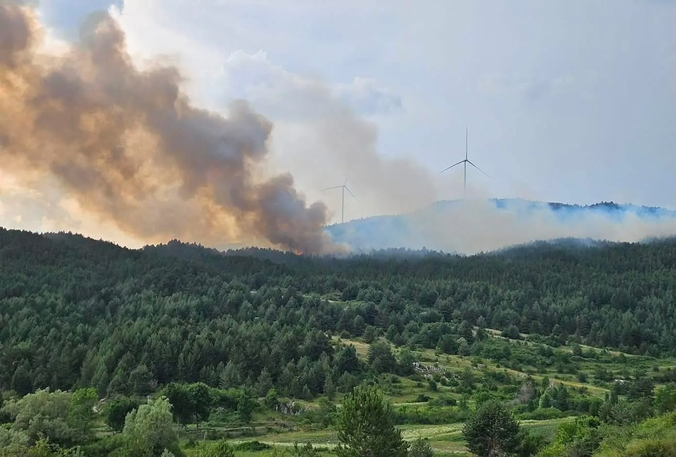 Požar velikih razmjera otvorenog prostora i dalje aktivan na brdu Oštrc