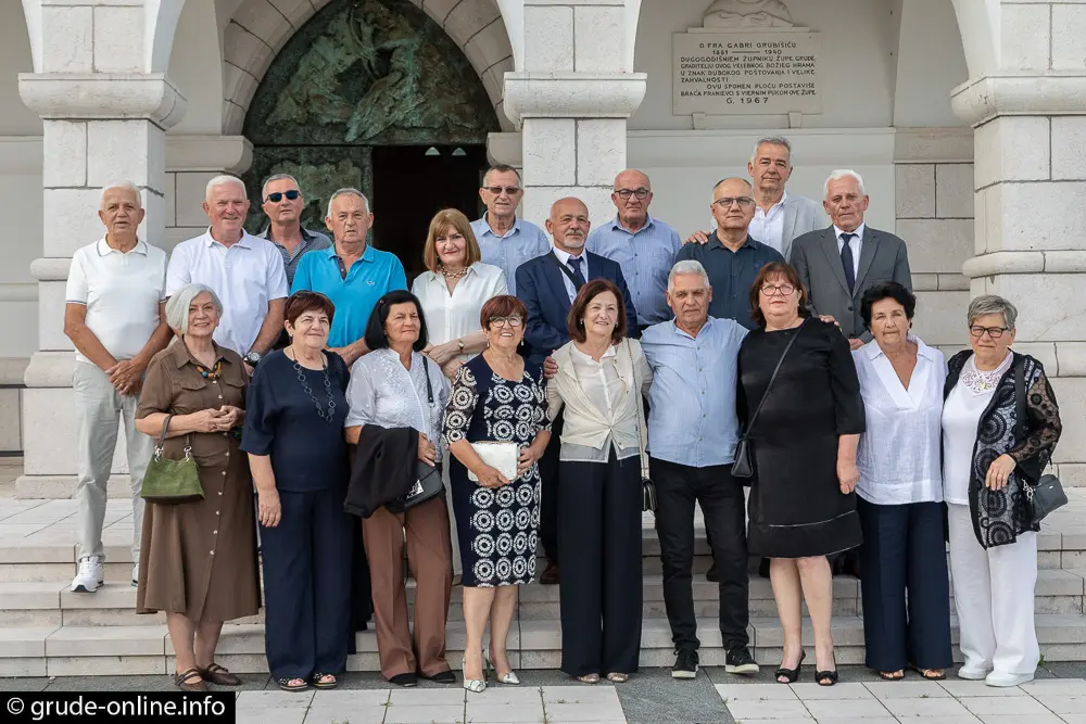 FOTO ČESTITKA: Deveta generacija Gimnazije Grude proslavila 50 godina mature