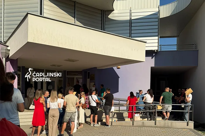 FOTO | Velika gužva pred vrtićem: Roditelji od ranog jutra predaju dokumentaciju za upis djece