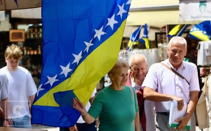 PATRIOTI IZ GOLINJEVA: Livnjaci, u nestašici zastava BiH, posegnuli za