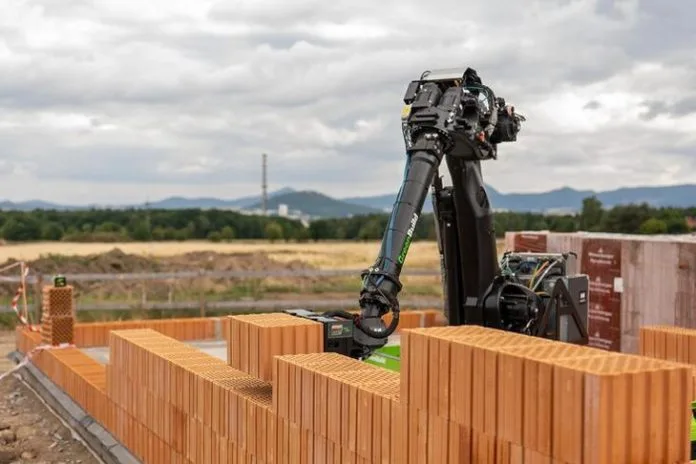 VIDEO / U Hrvatsku stiže robot koji može zamijeniti šest