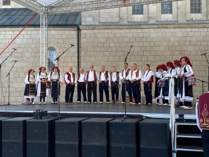 Pjesma i ples obilježili Večer folklora u čast 100 godina