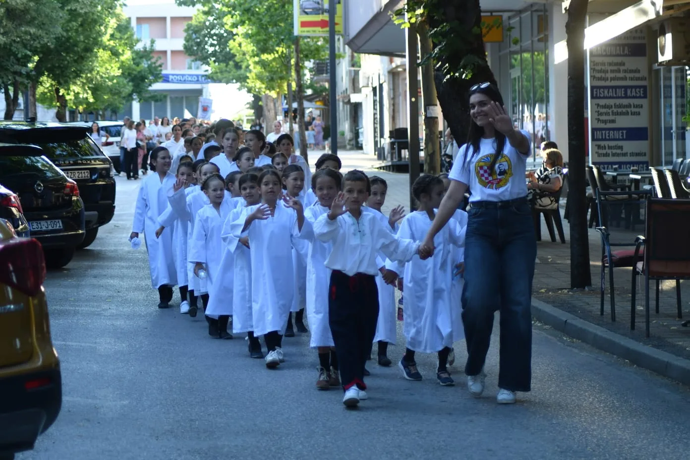 Dječja smotra folklora “Na Petrovu ognjištu” održana sinoć na Trgu hrvatskih branitelja