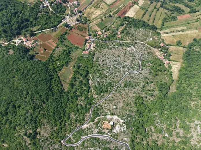 FOTO | Uoči 33. obljetnice stradanja hrvatskih branitelja asfaltiran put