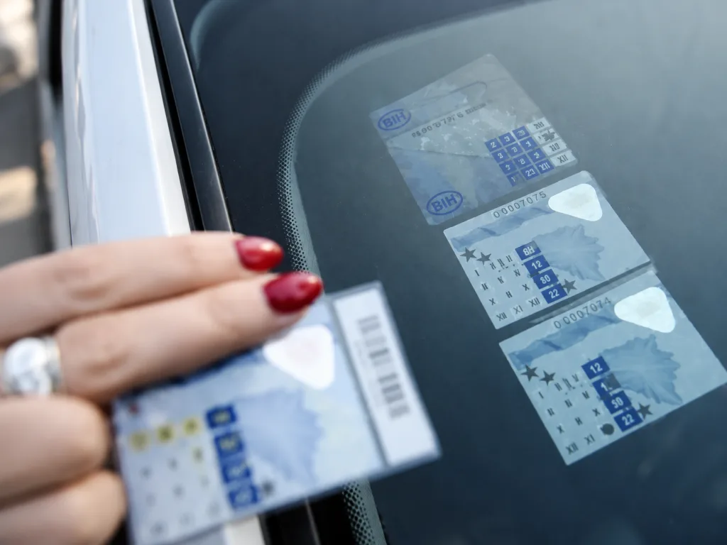 BiH uvodi posebne oznake za električna, hibridna i proračunska vozila