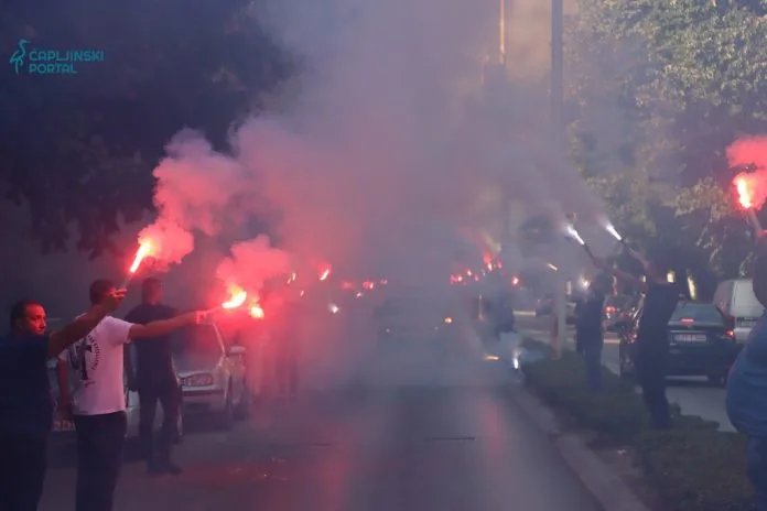 FOTO | Bakljada, suze i tišina ispred Fontane: Čapljina se