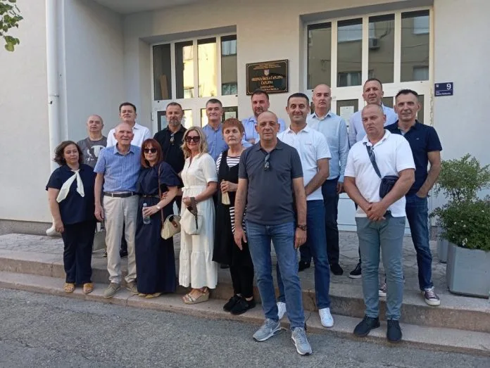 FOTO | Nakon 3 desetljeća zajedno: Elektrotehničari generacije 1995./1996. obilježili