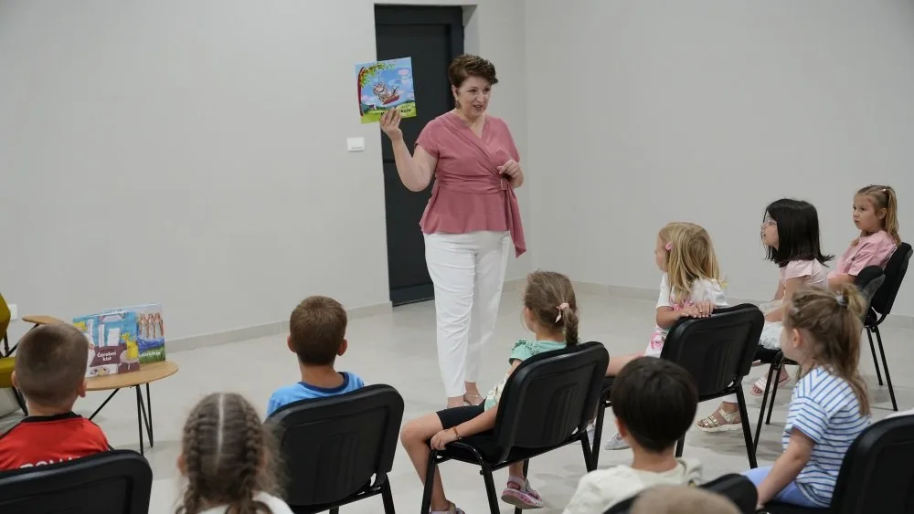 KIC Čitluk: Mališani uživali u pričama o zajedništvu, obitelji i kreativnosti na predstavljanju slikovnica Jasne Ćorić