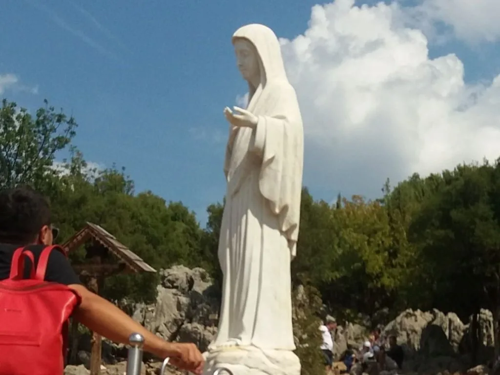 Međugorje: Vandali zapalili vanjski oltar i oskrnavili više Gospinih kipova