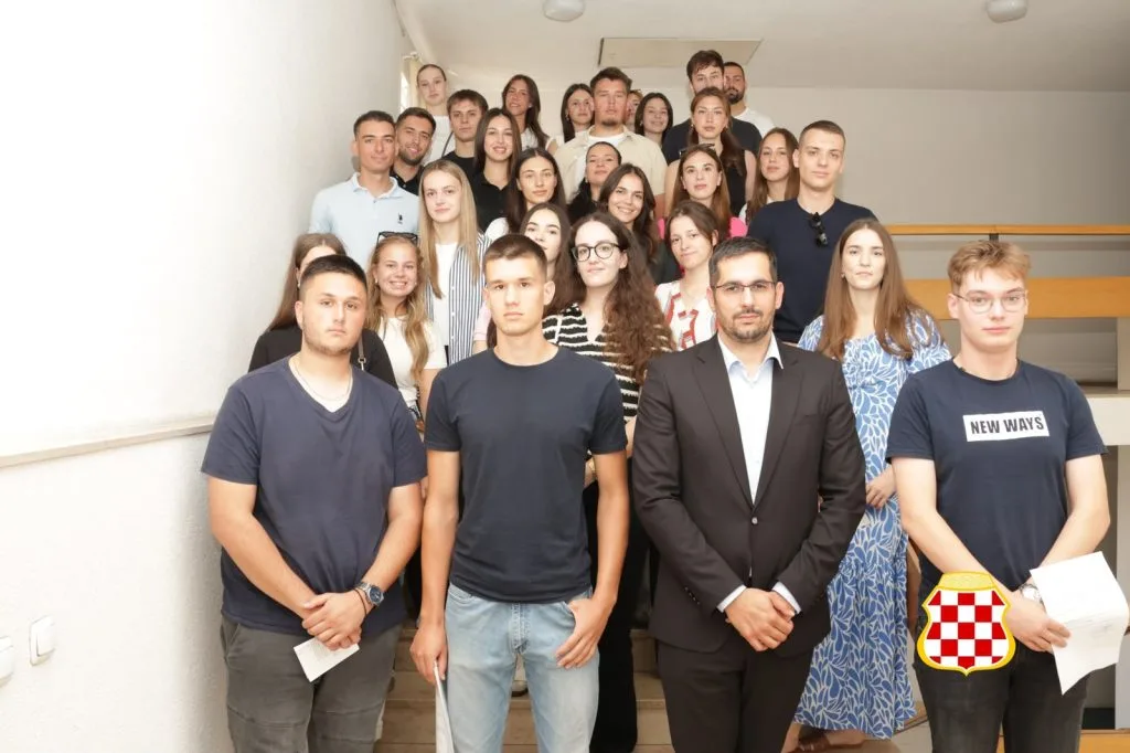S 38 studenata ministar Tadić potpisao ugovore o stipendiranju