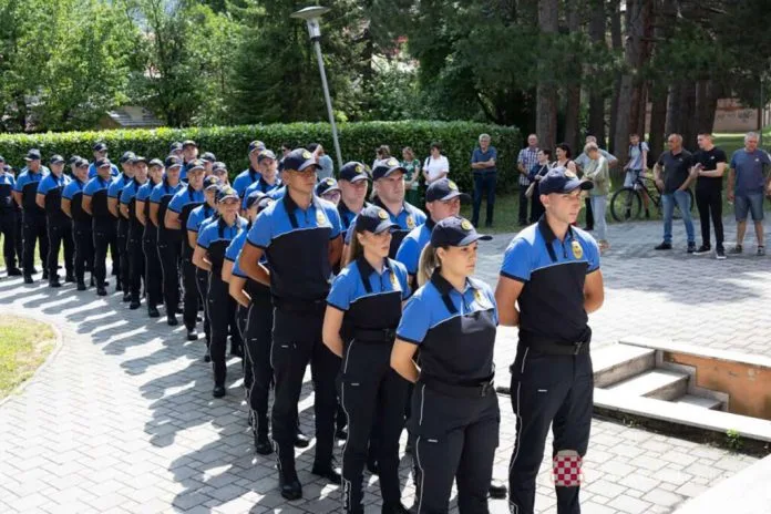 Svečano u Livnu: MUP HBŽ-a bogatiji za 62 nova policijska