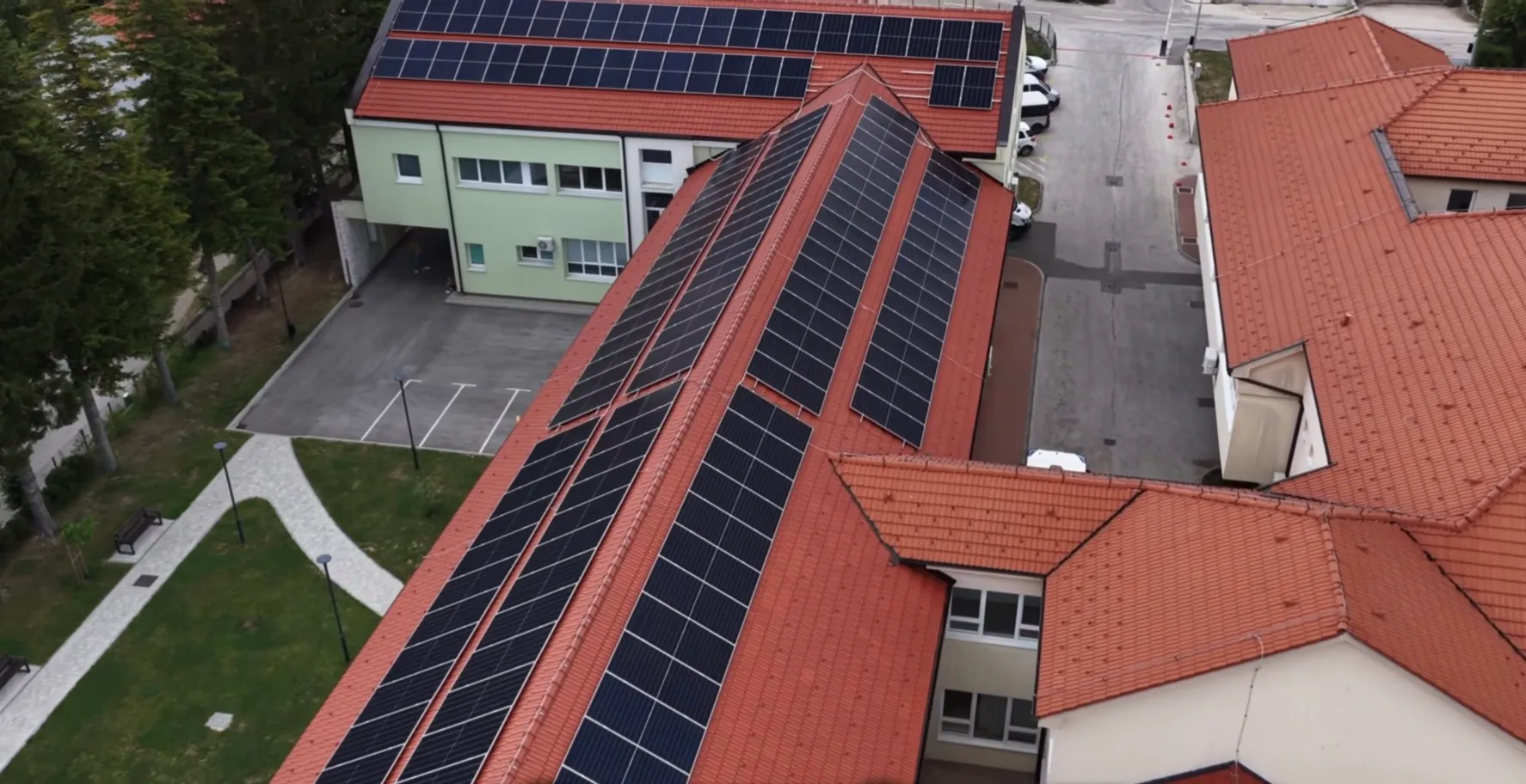 Ulaganje u zelenu budućnost: Dom zdravlja Tomislavgrad postavio solarne panele i nabavio tri električna automobila