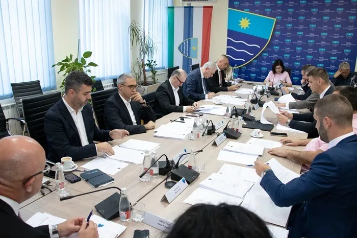 Vlada HNŽ-a osigurala gotovo milijun KM za prijevoz učenika, pučke kuhinje i Zračnu luku Mostar