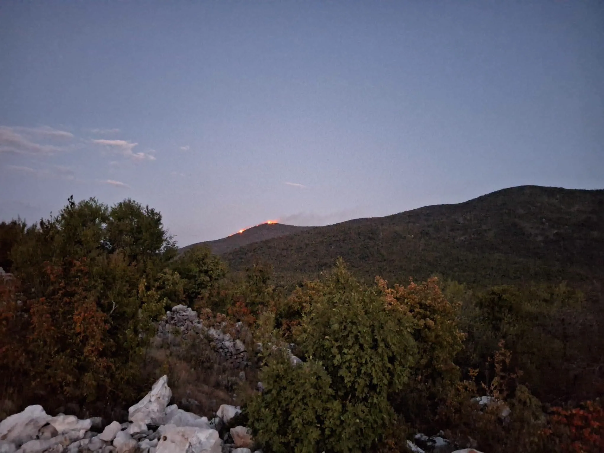 FOTO/VIDEO: Air Tractori gase požar iznad Popova polja