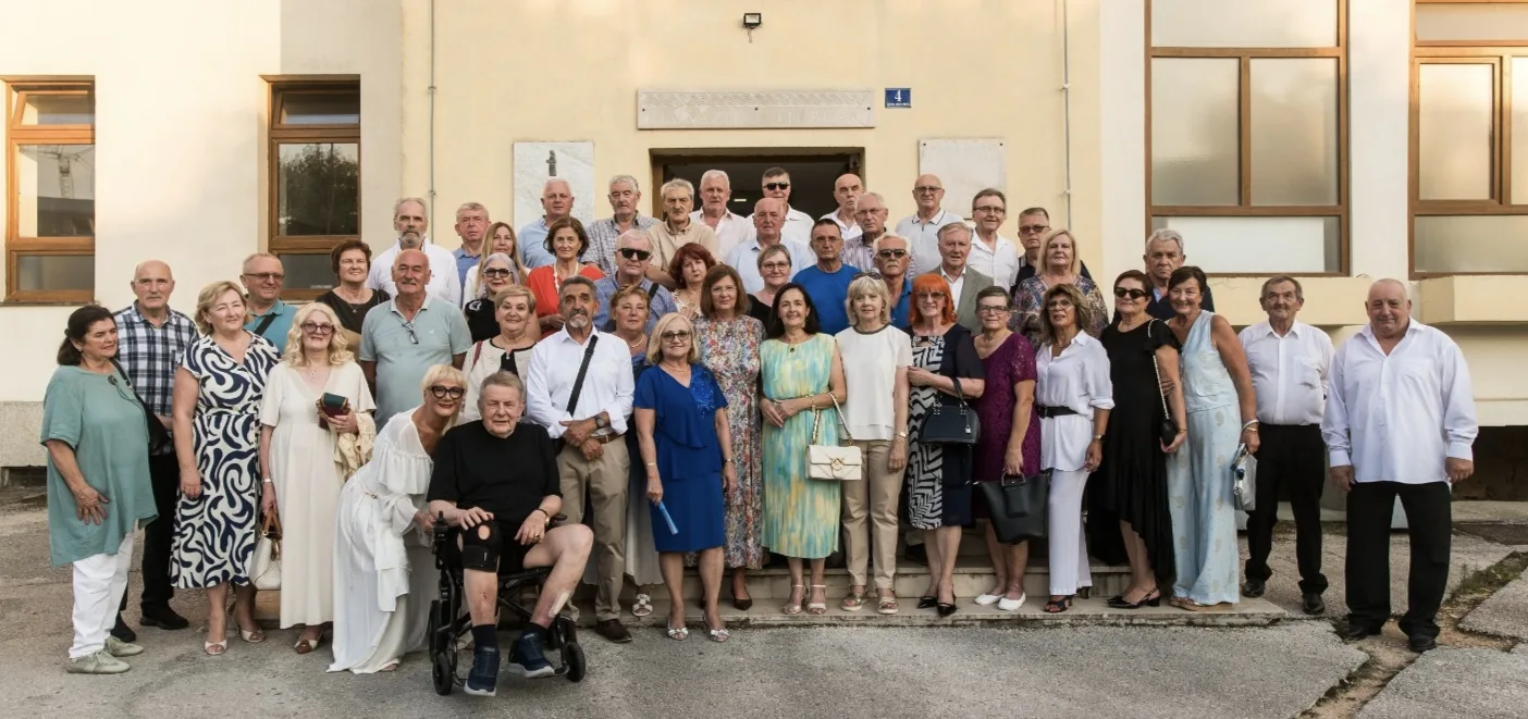Pola stoljeća kasnije ponovno zajedno: Jubilarna generacija Gimnazije Ljubuški proslavila 50 godina mature