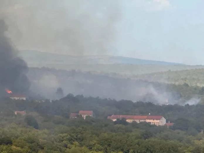 VATROGASCI I AIR TRACTORI BORE SE S VATRENOM STIHIJOM U