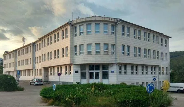 1786613167_Sinj-Automobil-sletio-u-provaliju-poginule-dvije-osobe-–-hipba.jpeg
