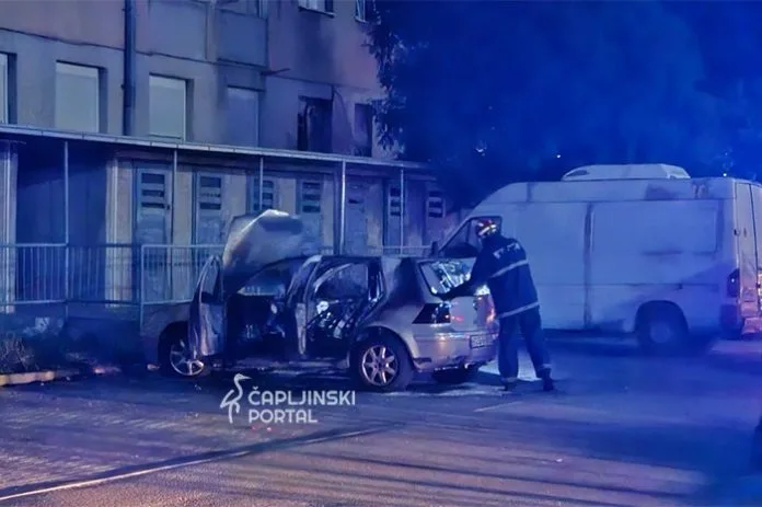 FOTO | U centru Čapljine izgorio Golf 4; policija vrši