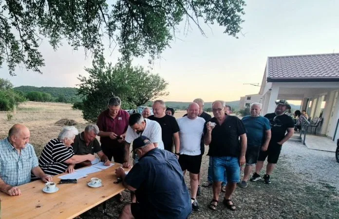FOTO: ZAVELIMSKI KRAJ potpisuje peticiju DOSTA!-Zajedno zaštitimo svoj zavičaj!