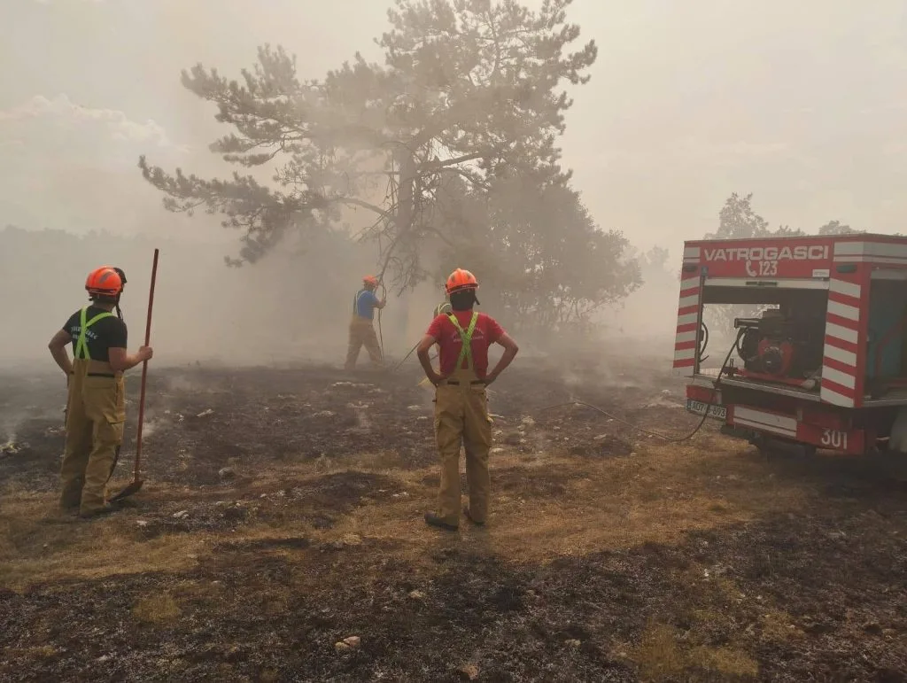 Požar kod Livna zaprijetio kućama i pašnjacima, Air Tractor pomogao u gašenju vatre