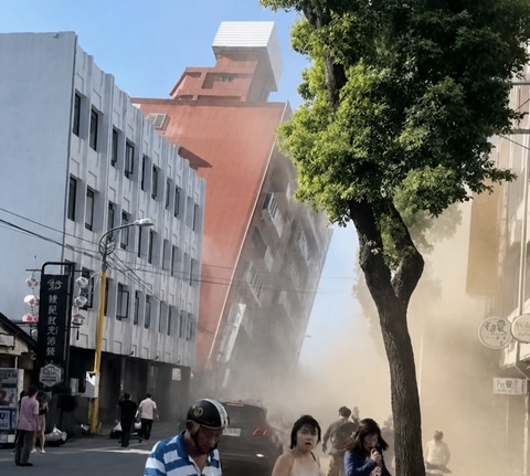 Razoran potres pogodio Indoneziju: Najmanje 20 mrtvih Razoran potres pogodio Indoneziju: Najmanje 20 mrtvih