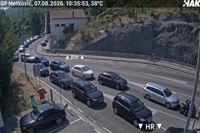 Stigao je vikend, a s njim i duge kolone na