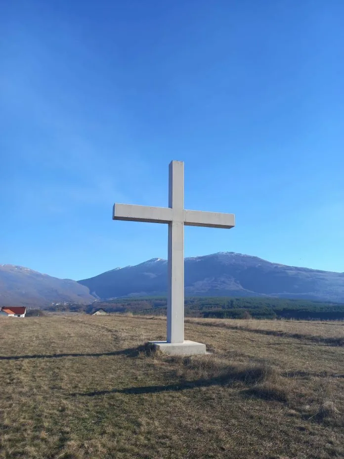 VIDEO/ Megdan obilježio ponovno podizanje križa svetom misom i druženjem