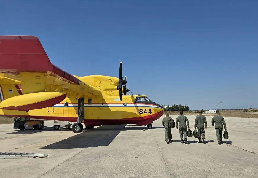 FOTO: Dva Canadaira odletjela u Bosnu i Hercegovinu radi gašenja požara