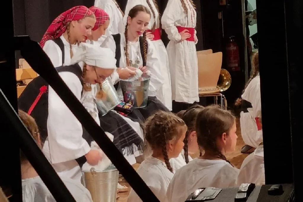 Tomislavgradski talenti s predstavom „Ero s onoga svijeta“ zablistali u Bernu (foto/video)