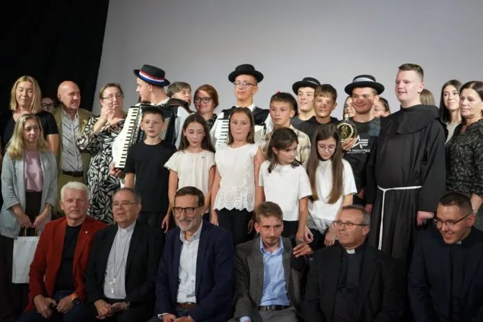 „Fra Didak živi u vama“: Mladi duvanjski glumci oduševili predstavom