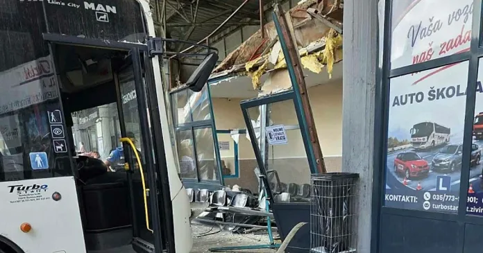 Teška nesreća u BiH: Vozilo uletjelo u autobusni kolodvor, tri
