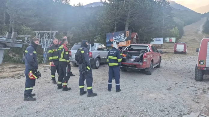 Posušani na terenu deseti dan: Vatrogasci brane Čvrsnicu, cijevi polažu