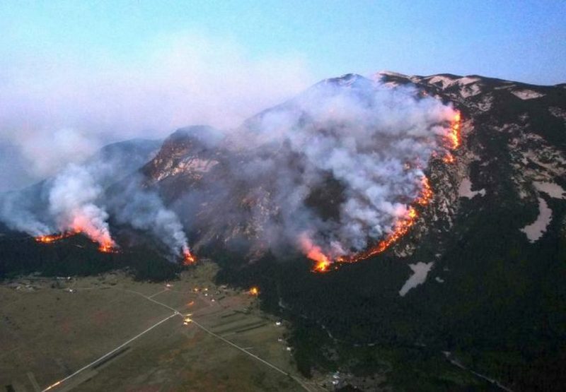 Blidinje ponovno gori: Vatrogasci brane kuće i vikendice Blidinje ponovno gori: Vatrogasci brane kuće i vikendice