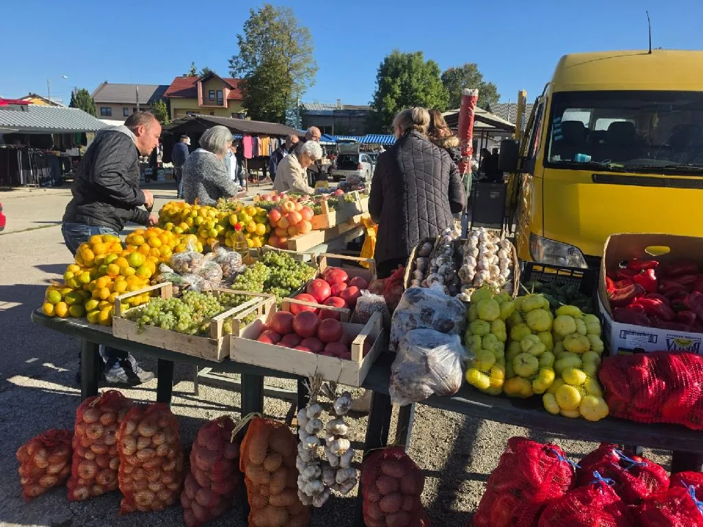 Evo koje su cijene voća i povrća na tomislavgradskoj tržnici: Paprika roga najtraženija