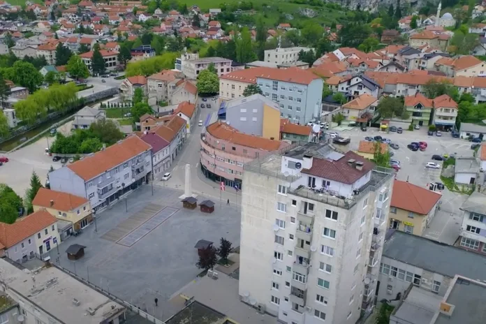 KVADRAT U LIVNU SAMO 500 KM?! Provjerite o kakvom se