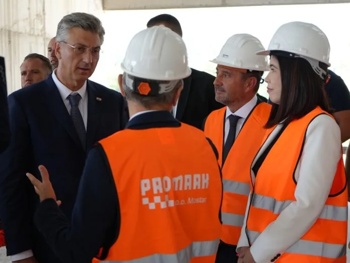 Plenkovic-u-Mostaru-na-gradilistu-Hrvatskog-narodnog-kazalista-uskoro-krece.jpg