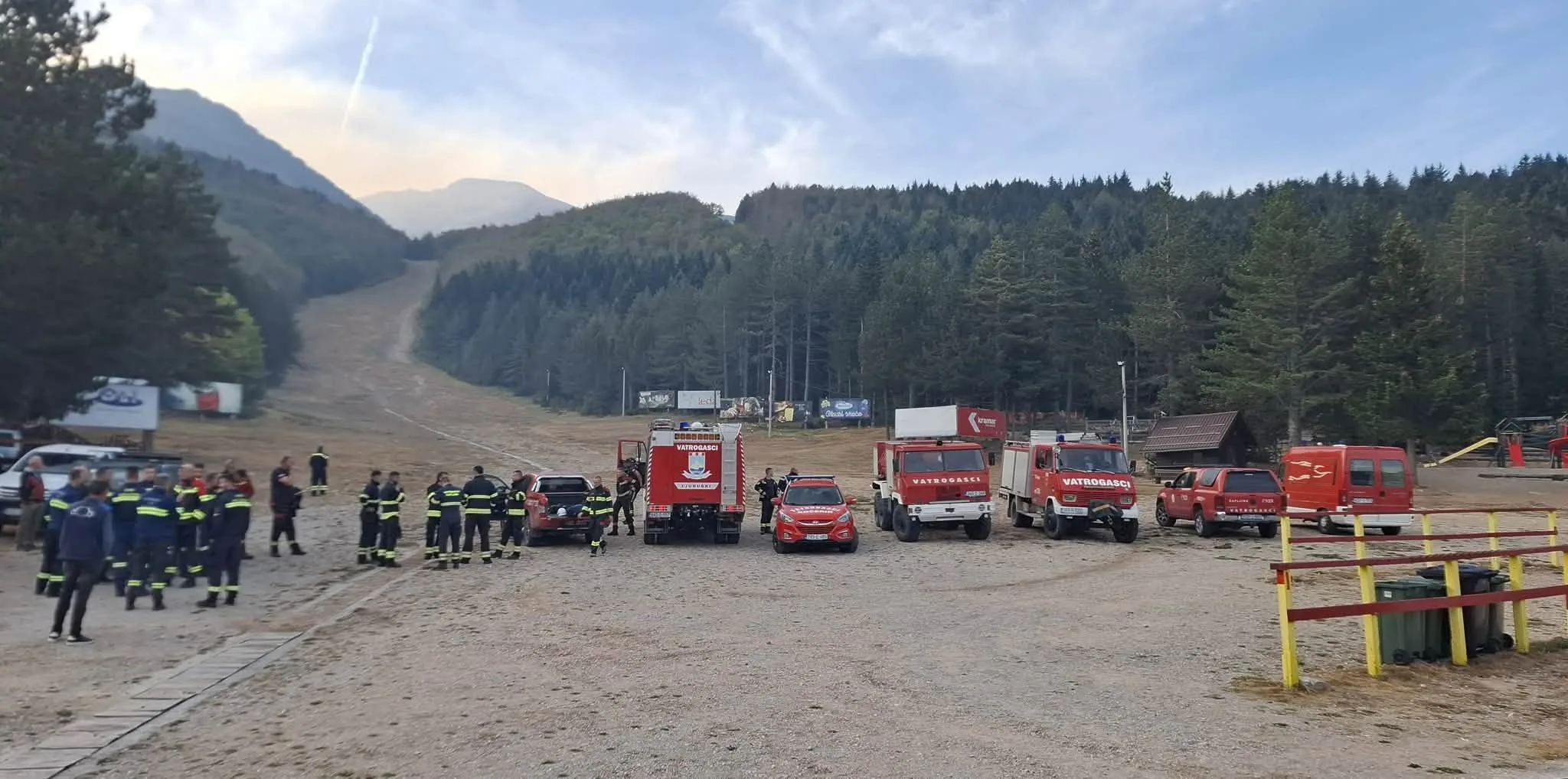 Požar se širi po Čvrsnici: Više od 100 vatrogasaca uz dva hrvatska kanadera Požar se širi po Čvrsnici: Više od 100 vatrogasaca uz dva hrvatska kanadera