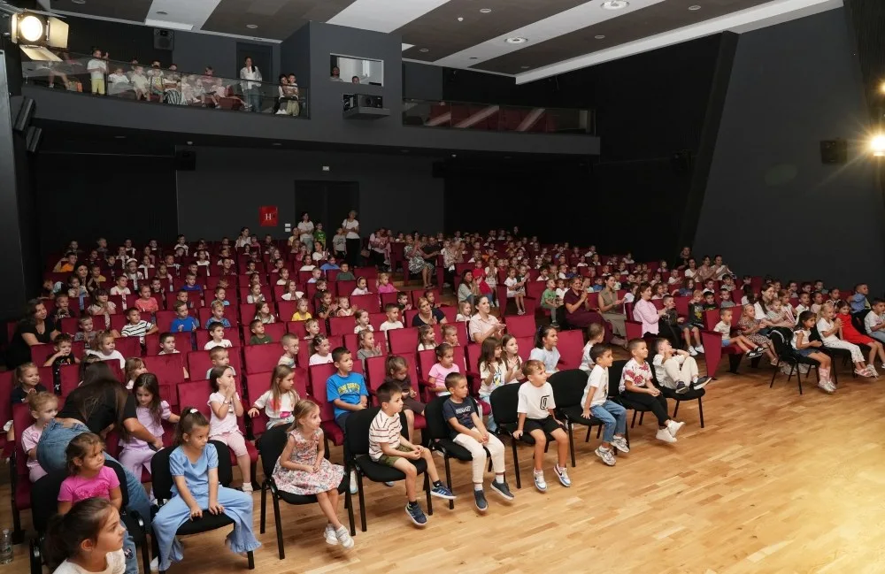 Predstava „Janko i čarobni grah“ okupila više od 200 mališana u KIC-u Čitluk