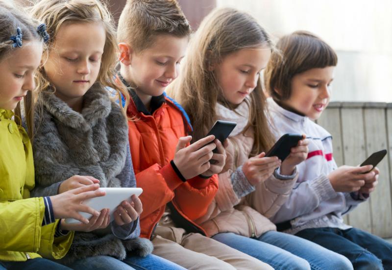 Stotine prijava zbog zlostavljanja djece na internetu Stotine prijava zbog zlostavljanja djece na internetu