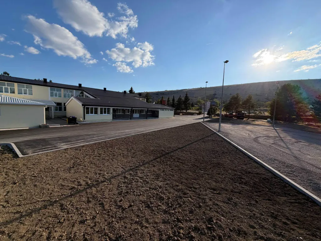 U Brišniku asfaltirani parking kod škole i 590 metara ceste