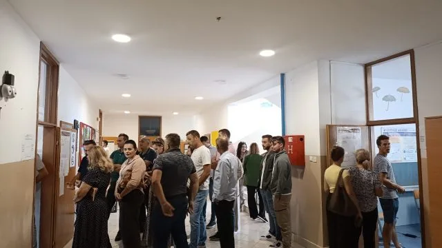FOTO: U Neumu jutros otvoreno osam biračkih mjesta, glasanje uglavnom protječe bez većih poteškoća