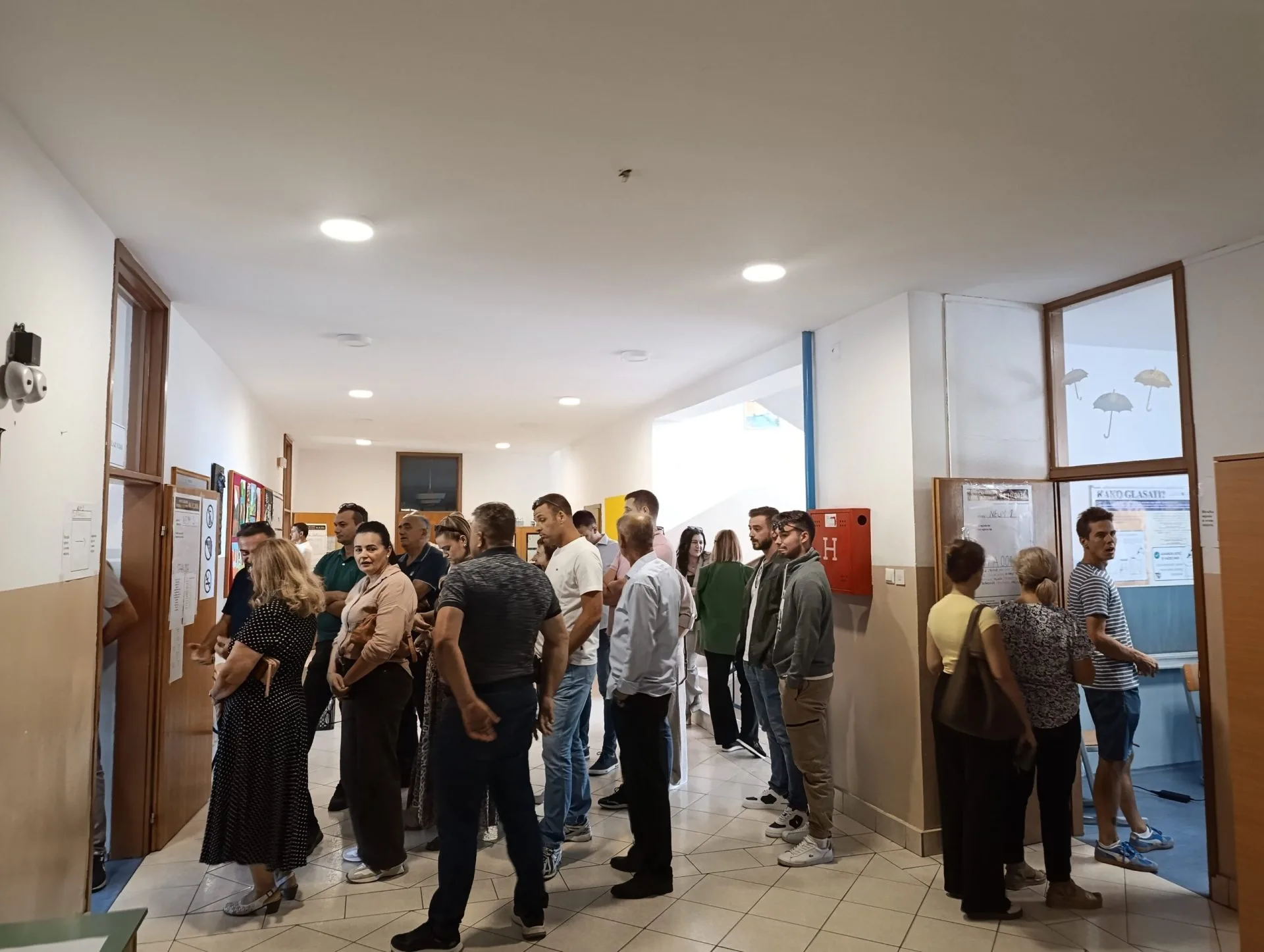 FOTO: U Neumu jutros otvoreno osam biračkih mjesta, glasanje uglavnom protječe bez većih poteškoća