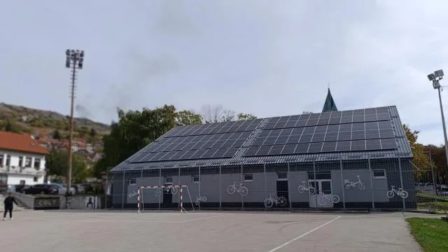 FOTO: POSJETILI SMO Srednju školu u Livnu i doznali kako je postala energetski neovisna te vidjeli najmoderniju opremu za učenike